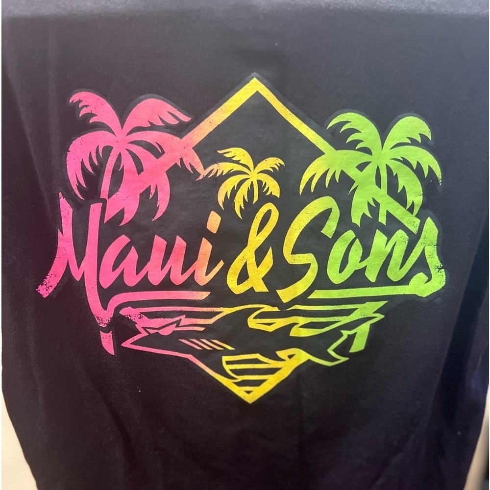 Maui & Sons t-shirt size small in used condition